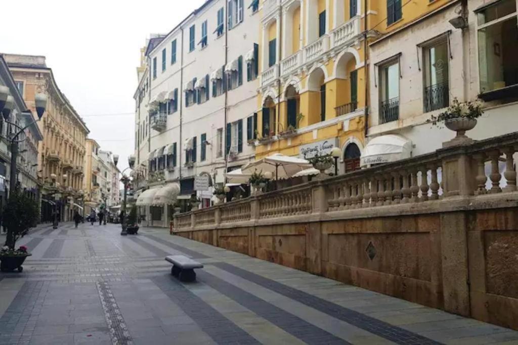 Casa Rosa Lucia Centrale Con Parcheggio ซานเรโม ภายนอก รูปภาพ