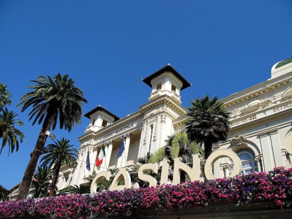 Casa Rosa Lucia Centrale Con Parcheggio ซานเรโม ภายนอก รูปภาพ