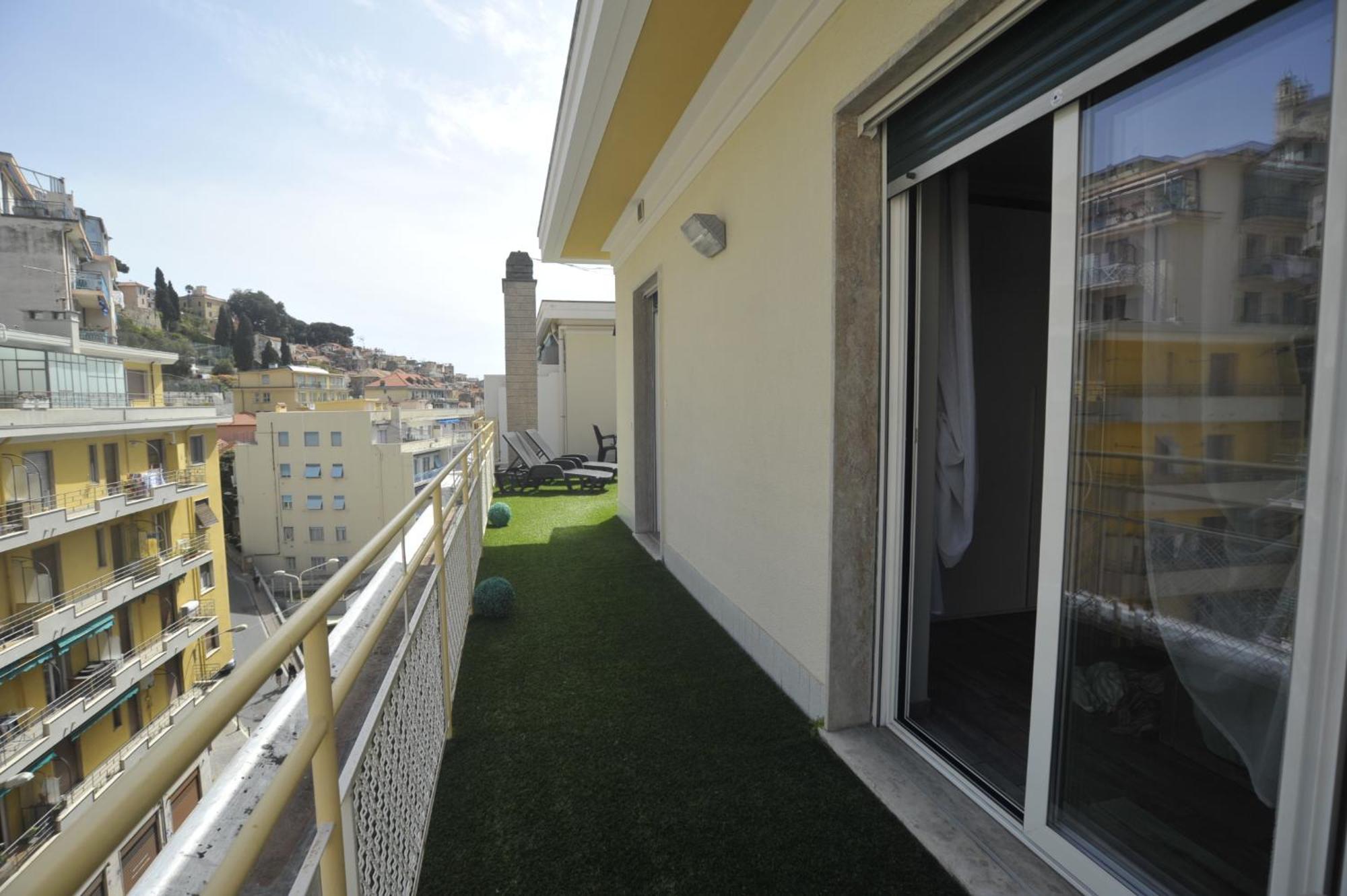 Casa Rosa Lucia Centrale Con Parcheggio ซานเรโม ภายนอก รูปภาพ